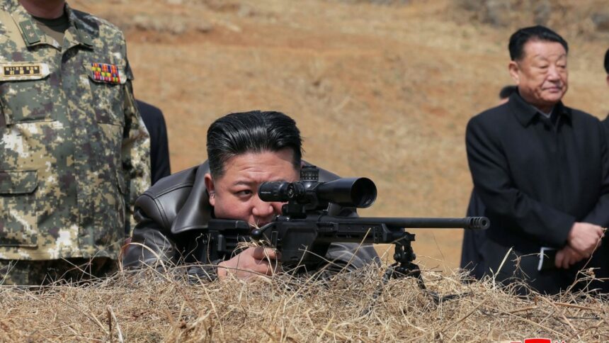 img Kim Jong Un testează personal noua armă a armatei sale. Forțele speciale ale Coreei de Nord