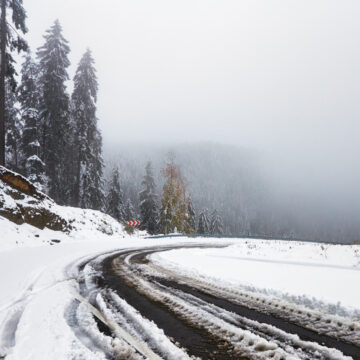 img Vremea azi, 6 aprilie: ninsori, lapoviță și vânt intens în multe zone din țară